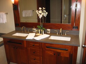 Vasca, asciugacapelli, asciugamani, sapone