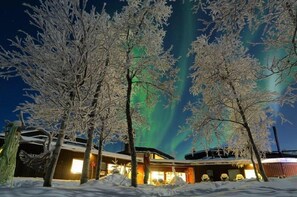 Front of property – evening/night - Máttaráhkká Northern Lights Lodge (Kiruna)