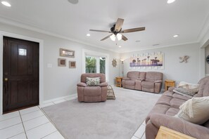 Smart TV, libros y videoteca 