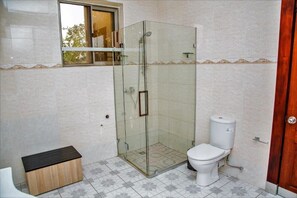 Deluxe dubbelrum | Badrum | Djupt badkar, gratis toalettartiklar och handdukar