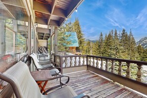 Property grounds - Ski-in/out A-frame duplex with deck, woodstove & firepit (Snoqualmie Pass)