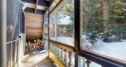 Ski-in / out duplex A-cadre avec terrasse, poĂȘle Ă bois et foyer-petit chien OK