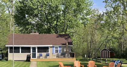 Year-Round Renovated Lakefront Cottage & Pet Friendly!