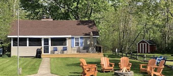 Year-Round Renovated Lakefront Cottage & Pet Friendly!