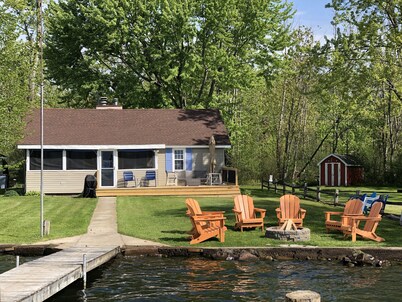 Year-Round Renovated Lakefront Cottage & Pet Friendly!