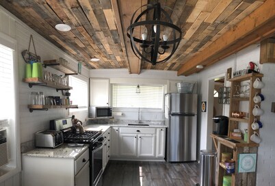 Year-Round Renovated Lakefront Cottage & Pet Friendly! 