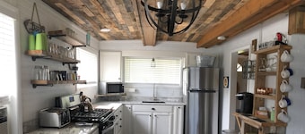 Year-Round Renovated Lakefront Cottage & Pet Friendly!