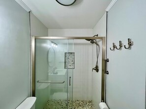 Combined shower/bathtub, hair dryer, towels - Sandy Feet Retreat-New Shower-Bikes Incl-Oceanview (Hilton Head Island)