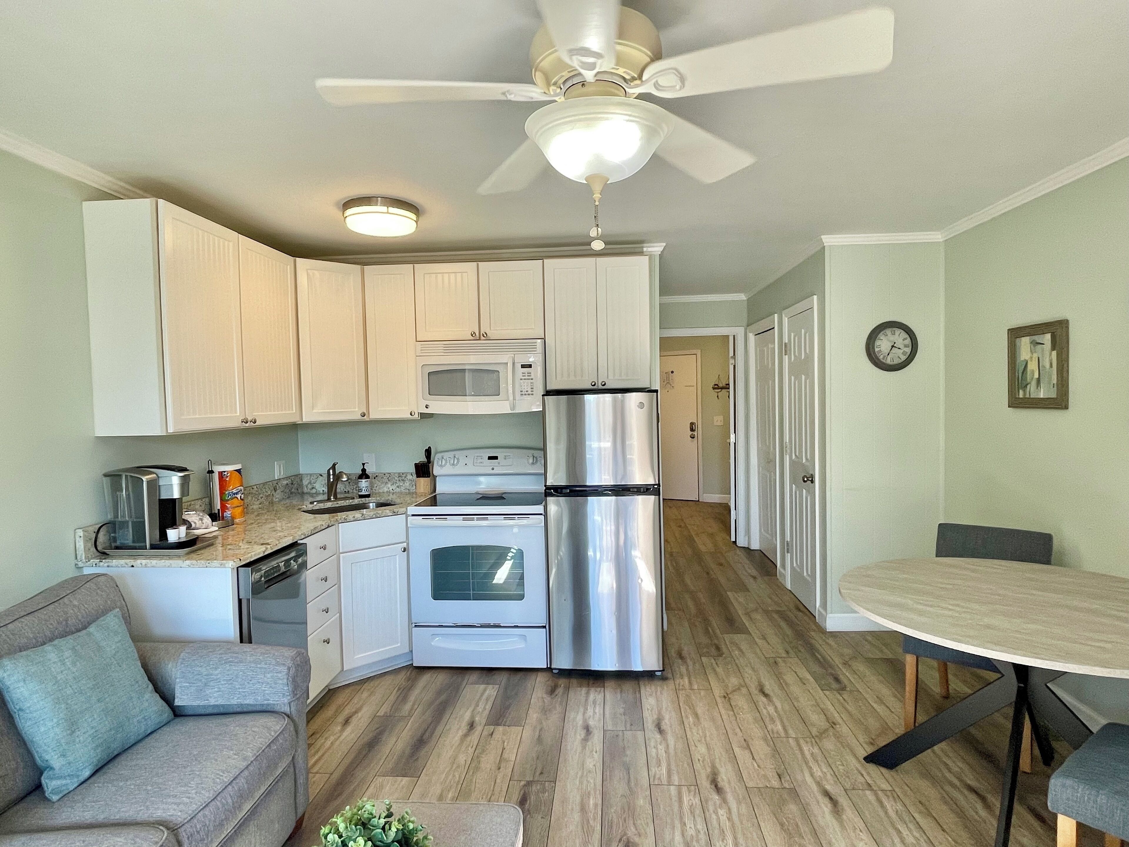 Kjøleskap, mikrobølgeovn, ovn og kokeplater