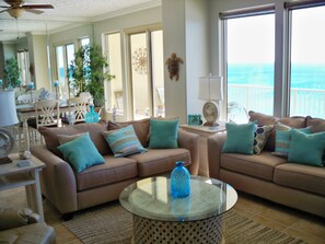 Flatskjerm-TV og DVD-spiller