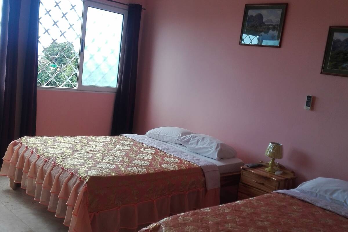 Minibaari, tallelokero huoneessa, yksilöllisesti sisustettu