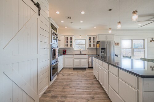 Exquisite Texoma Home Sleeps 12 Close to shore