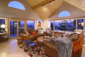 Fernseher, Kamin, DVD-Player