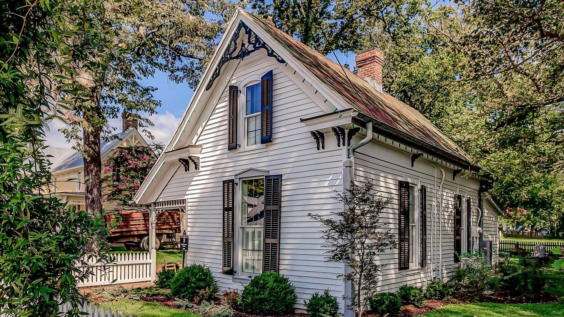 History Meets Luxury at Dreamy Leiper's Fork Village Cottage, Walk to Everything
