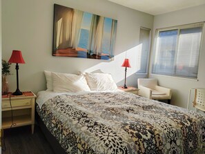 Premium bedding, individually decorated, individually furnished, desk - Better Bed House (Richmond)