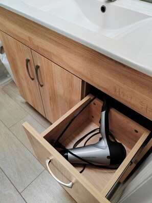 Bañera y ducha independientes y cabezal de ducha tipo lluvia