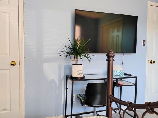 Superior Suite, 1 Queen Bed, Non Smoking, Ensuite (Only Accepting Guests Aged 10 and Above) | Literie de qualité supérieure, décoration personnalisée