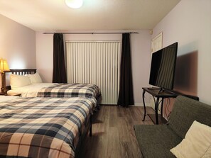 Deluxe Suite, 2 Queen Beds, Non Smoking (Only Accepting Guests Aged 10 and Above) | Ropa de cama de alta calidad y decoración individual