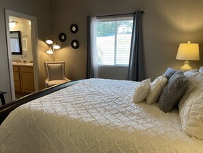 3 bedrooms, iron/ironing board, travel crib, free WiFi - Conveniently close to St. George, Zion, Bryce & the Grand Canyon.  (La Verkin)