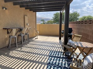 Outdoor dining - Conveniently close to St. George, Zion, Bryce & the Grand Canyon.  (La Verkin)