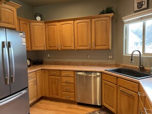 Jääkaappi, mikroaaltouuni, uuni, liesi