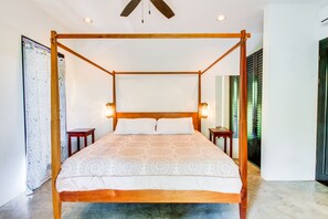 5 bedrooms, WiFi, bed sheets - Five luxurious suites with full kitchens, great location near beach & town (Uvita)