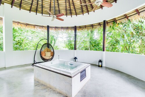 Five luxurious suites with full kitchens, great location near beach & town