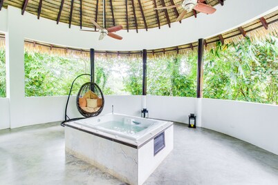 Five luxurious suites with full kitchens, great location near beach & town