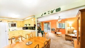 Un espacio habitable compacto con cocina, comedor y una sala de estar acogedora.