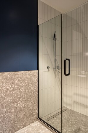 1 Bed Studio (ATTIC) with Skylight Window | Egyptian cotton sheets, premium bedding, down duvets - The Chamberson (Dunedin)