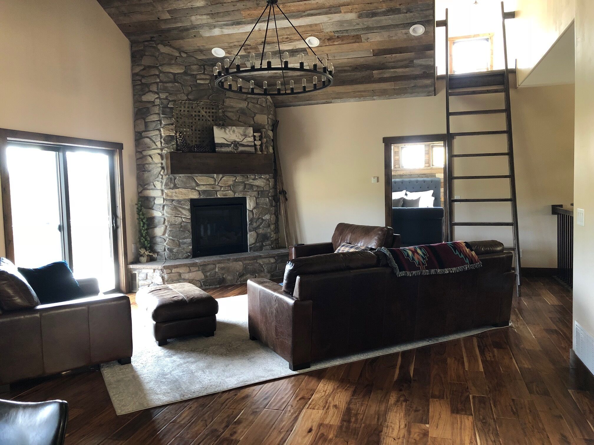 Fernseher, Kamin, Bücher, Stereoanlage