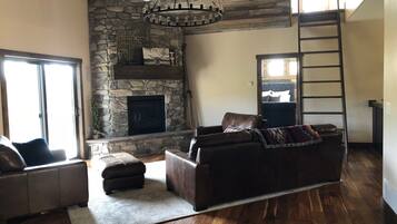 Una televisión, una chimenea, libros, un reproductor estéreo