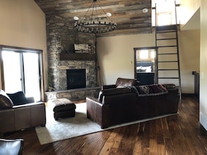 Televisor, llar de foc, llibres i estèreo