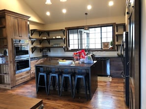 Frigorífic, microones, forn i placa de cuina