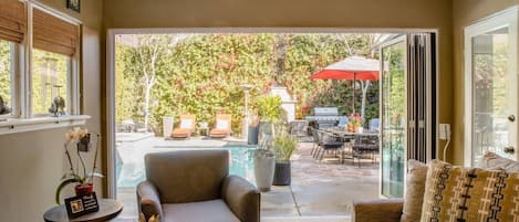 Smart-TV, peis, DVD-spiller og bøker