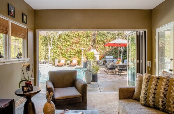 Smart TV, chimenea, reproductor de DVD y libros 