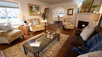 Télévision, cheminée, livres