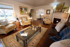 Televisión, chimenea y libros 