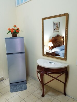 Superior Apartment, 1 Queen Bed, Non Smoking | Mini fridge