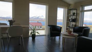 Apartment, 2 Bedrooms (A) | Living room