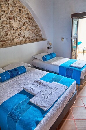 Quarto triplo standard, para não fumantes | Cofres nos quartos, cortinas blackout, Wi-Fi de cortesia, roupa de cama