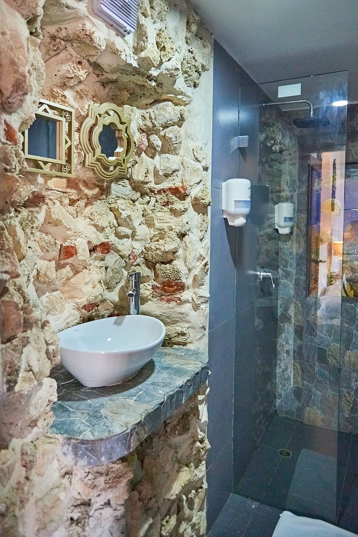 traditional triple room, 3 single beds, non smoking | bathroom | shower, hair dryer, towels