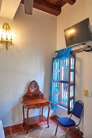 Quarto triplo standard, para não fumantes | Cofres nos quartos, cortinas blackout, Wi-Fi de cortesia, roupa de cama