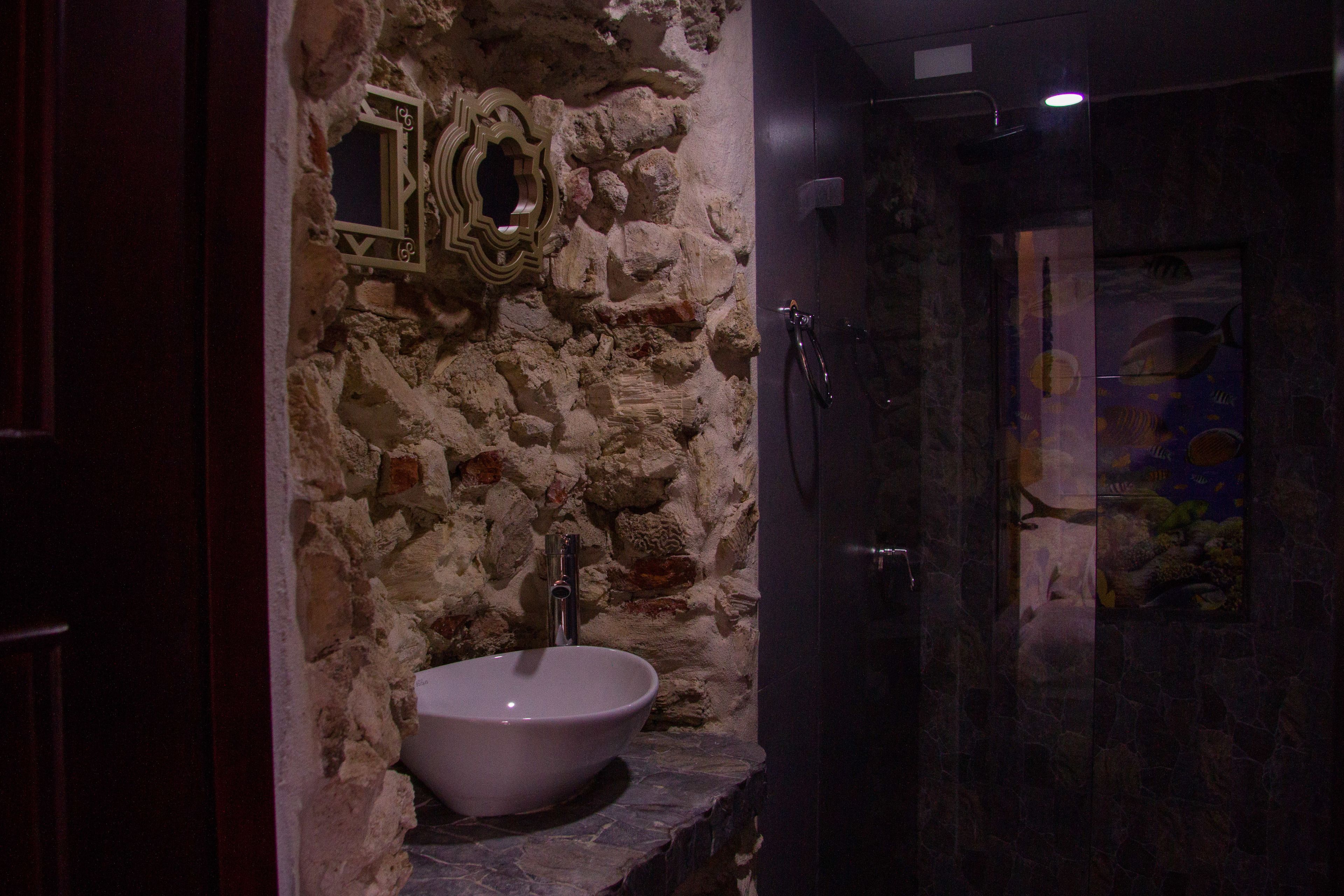 traditional triple room, 3 single beds, non smoking | 1 bedroom, in-room safe, blackout curtains, free wifi