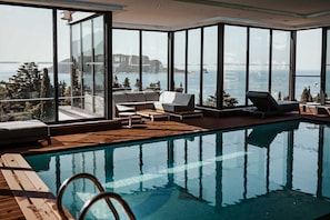 Indendørs pool, udendørs pool, liggestole