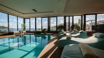 Piscine couverte, piscine extérieure, chaises longues