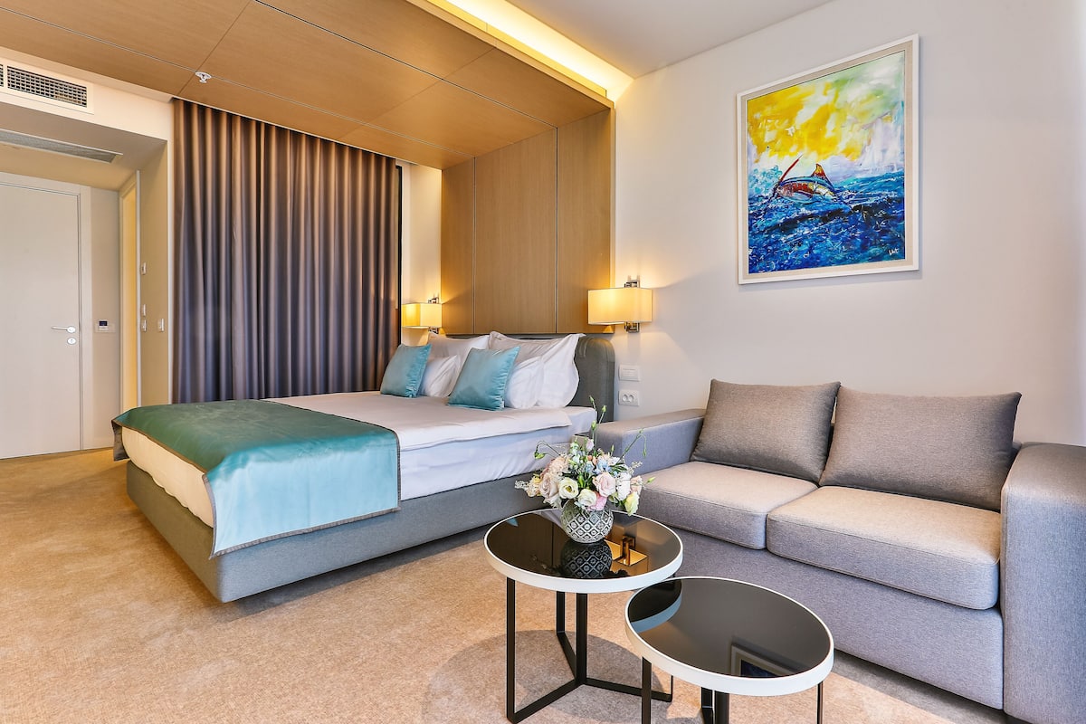 Chambre Double Supérieure, terrasse, vue ville | Matelas mémoire de forme, minibar, coffres-forts dans les chambres