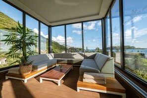 Una televisión de pantalla plana