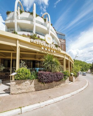 المنشأة من الخارج