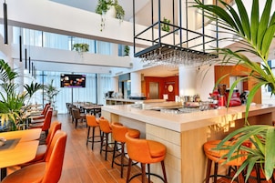 Café da manhã com buffet grátis todos os dias